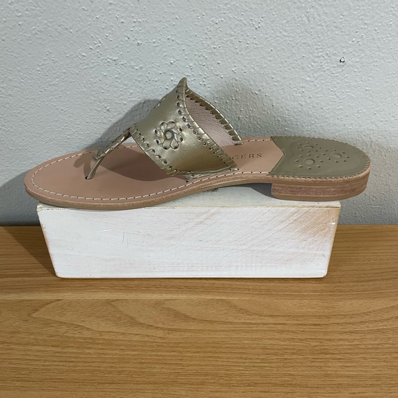 Jack Rogers Metallic Gold Thong Sandals Whipstitch Medallion Flat Size 10 Beachy - Picture 7 of 11